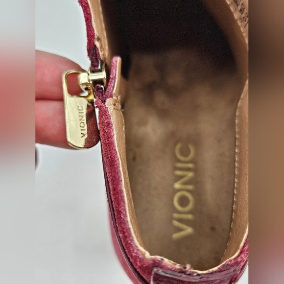 Vionic MILLIE Burgandy Suede Heeled Ankle Boot Gold Buckle Side Zip Sz 7.5 - Picture 5 of 8